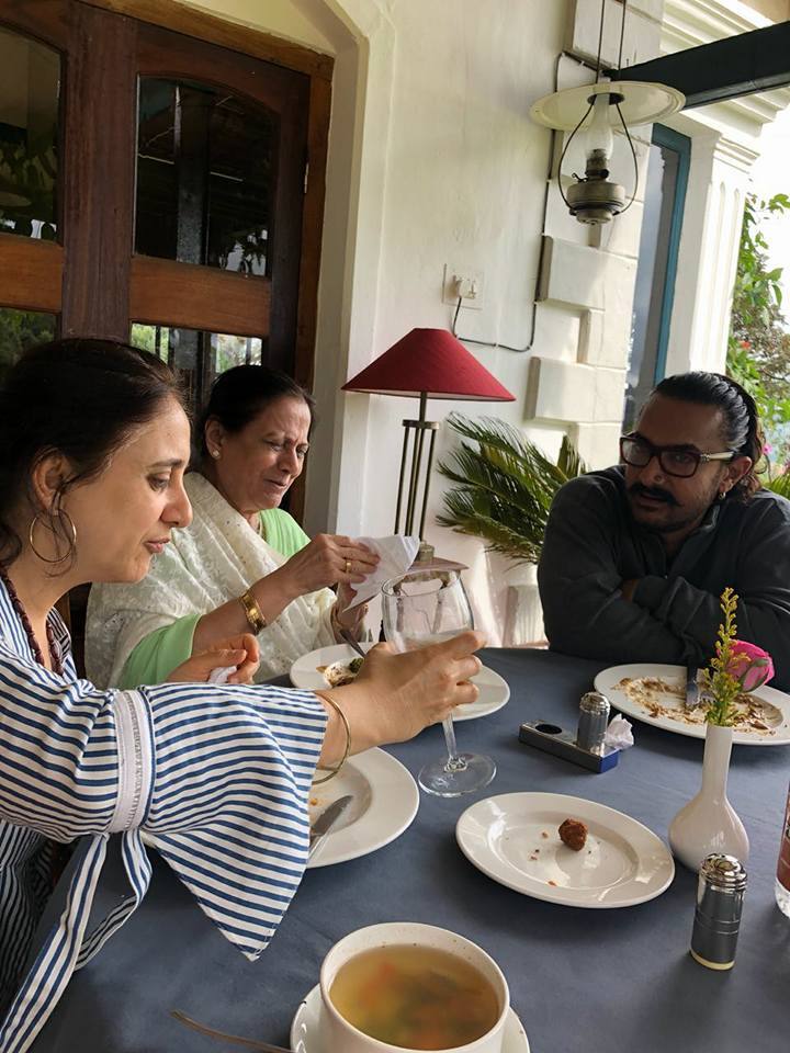 વેકેશનની એક ખાસ તસવીર આમિર ખાને ફેસબુક પર પોસ્ટ કરી હતી. જેમાં આમિર ખાન ગાર્ડનમાં બેઠો છે. તેની દીકરી ઇરા પપ્પા પર બેસીને મસ્તીના મૂડમાં જોવા મળી રહી છે. તસવીરમાં એક પિતા અને દીકરી મસ્તીભરી ક્ષણો વિતાવી રહ્યા છે.