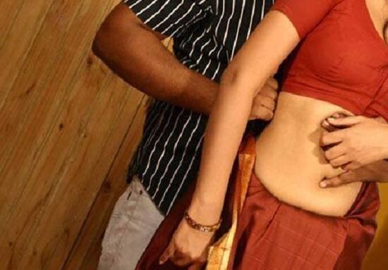 ત્યાર બાદ હું ગભરાઈને લોબીમાંથી દોડીને અમારા ઘરમાં પ્રવેશવા જઈ રહી હતી. ત્યારે જેક્કી પઢીયારે મને પાછળ પકડી લીધી હતી અને છાતીના ભાગે હાથ મૂકીને અશ્શિલ હરકત કરી રહ્યો હતો.