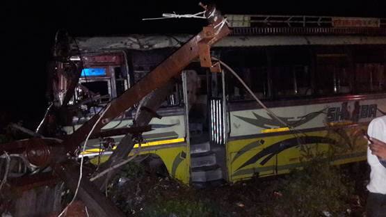 હવામાન વિભાગનાં જણાવ્યા મુજબ દિલ્હી-NCRમાં પાણીપત, મુજફ્ફરનગર, ગનૌર, બરૌત, મેરઠ, હાપુડ, બિજનોર, બુલંદ શહેર, સિયાના સહિતનાં આસપાસનાં તમામ વિસ્તારોમાં ભારે તોફાની પવન સાથે વરસાદ થશે. તેમજ ધુળીયાં પવન સાથે ભારે તોફાનની પણ વિશેષ આગાહી કરી હતી.