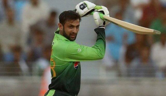 પાકિસ્તાનનો 39 વર્ષનો શોએબ મલિક લગભગ 19 વર્ષથી આંતરાષ્ટ્રીય ક્રિકેટ રમી રહ્યો છે. મલિક ગુરુવારે વેસ્ટઈન્ડિઝ સામે રમાયેલી મેચમાં વર્લ્ડ ઈલેવન ટીમમાં પણ ન હતો. મલિકની ફિટનેસ અને ઉંમરને જોતા વર્ષ 2019 તેના ક્રિકેટ કેરિયરનું છેલ્લું વર્ષ માનવામાં આવી રહ્યું છે.