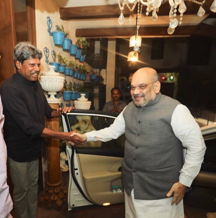 નવી દિલ્લી: ભાજપના રાષ્ટ્રીય અધ્યક્ષ અમિત શાહે 'સમર્થન માટે સંપર્ક' અભિયાન અંતર્ગત પૂર્વ ક્રિકેટર કપિલ દેવ સાથે મુલાકાત કરી અને મોદી સરકારની ઉપલબ્ધીઓ વર્ણવી. મુલાકાત બાદ કપિલ દેવે કહ્યું, અમિત શાહ સાથે મુલાકાતમાં મોદી સરકારના ચાર વર્ષ પર ચર્ચા કરવામાં આવી, રાજકારણમાં આવવાની મારી કોઈ ઈરાદો નથી. 