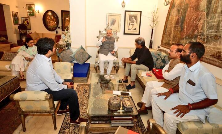 અમિત શાહ 1983ના ક્રિકેટ વિશ્વ કપ વિજેતા કેપ્ટનના ઘરે ગયા અને સરકારની સફળતાઓથી તેમને માહિતગાર કર્યા. શાહે પહેલા કહ્યું હતું કે આ અભિયાનનું ધ્યેય લોકોને સરકારના અલગ-અલગ પગલાઓથી માહિતગાર કરવાનું છે, જેના કારણે લોકોના જીવનું સ્તર ઉંચુ થયું છે. કારણ કે ગામડાઓમાં લોકોની સમસ્યાઓ દૂર કરવા માટે અને ગરીબોના જીવનને સારૂ કરવા માટે ઘણુ કામ કરવામાં આવ્યું છે. 