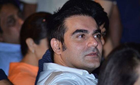 પોલીસે તાજેતરમાં જ એક સટ્ટાબાજી રેકેટ પકડી પાડ્યું છે. તેમાં 42 વર્ષના એક બુકી સોનુ જાલાનની પણ ધરપકડ કરી લેવામાં આવી છે. સટ્ટા સાથે સંકળાયેલા તમામને પોલીસ શોધવા ચક્રોગતિમાન કર્યા છે અને પોલીસ ખાનગી રીતે તપાસ કરી રહી છે. થાણે ક્રાઈમ બ્રાંચના જણાવ્યા મુજબ સોનૂ જલાનના ઘણા સેલિબ્રિટીસ સાથે સંબંધ છે જેને લઈને તપાસ કરવામાં આવી રહી છે.