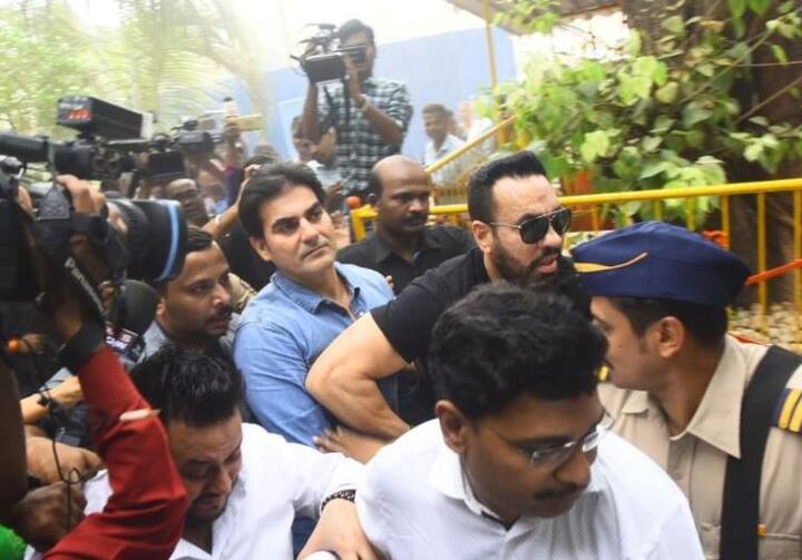 મુંબઈ: IPLમાં કથિત રીતે સટ્ટાબાજીમાં સંડોવણી મામલે બોલિવુડ અભિનેતા અરબાઝ ખાને પોલીસ પુછપરછમાં સટ્ટો લગાવવાની વાત કબૂલ કરી લીધી છે. સુત્રોની જાણકારી મુજબ પોતાના ગુનાની કબૂલાત કરતા અરબાઝે કહ્યું તે બૂકી સોનૂ જાલાનને છેલ્લા પાંચ વર્ષથી ઓળખે છે. આ સાથે જ તેણે એ વાતનો પણ ખુલાસો કર્યો કે સટ્ટાબાજી કરવી તેના પરિવારને પસંદ નહોતી. પૂછપરછ પહેલા અરબાઝ ખાન મોટા ભાઈ સલમાન ખાનને મળવા બાન્દ્રા ખાતેના ગેલેક્સી એપાર્ટમેન્ટ પહોંચ્યો હતો. બંને વચ્ચે લાંબા સમય સુધી વાતચીત ચાલી. ક્રાઈમ બ્રાન્ચ થાણા જતા સમયે અરબાઝ સાથે સલમાન ખાનનો બોડીગાર્ડ શેરા અને વકીલ પણ હાજર હતાં. 