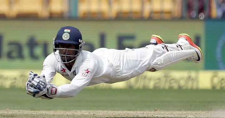 નવી દિલ્હીઃ ટીમ ઈન્ડિયાના ટેસ્ટ મેચના વિકેટકિપર બેટ્સમેન રિદ્ધિમાન સાહાને હાથના અંગૂઠામાં થયેલી ઈજાને કારણે 14 જૂનથી બેંગલુરુમાં રમાનારી અફઘાનિસ્તાન સામેને એકમાત્ર ટેસ્ટ મેચમાં નહીં રમી શકે. બીસીસીઆઈના સચિવ અમિતાભ ચૌધરી દ્વારા શનિવારે એક નિવેદન જાહેર કરીને આ અંગેની પુષ્ટિ કરવામાં આવી હતી.