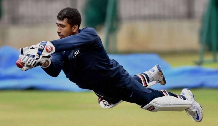 ભારતીય ટીમની મેડિકલ ટીમ સાહાની ઈજા પર સતત નજર રાખતી હતી અને શનિવારે ઈંગ્લેન્ડ સામે રમાનારી મહત્વની ટેસ્ટ સીરિઝ પહેલા સાહા પૂરી રીતે સ્વસ્થ થઈ જાય તે માટે આરામ આપવાનું જણાવ્યું હતું. મેડિકલ ટીમના કહેવા મુજબ સાહાને ઇજામુક્ત થવામાં 5 થી 6 સપ્તાહ લાગશે.