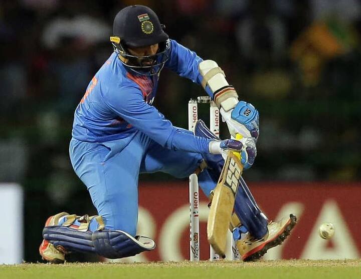 દિનેશ કાર્તિક વર્તમાન સમયમાં જોરદાર ફોર્મમાંથી પસાર થઈ રહ્યો છે. આઈપીએલમાં શાનદાર પ્રદર્શન બાદ કાર્તિકની કોશિશ અફઘાનિસ્તાન સામે પણ ફોર્મને જાળવી રાખવાની હશે. નિદાહાસ ટ્રોફીની ફાઇનલમાં બાંગ્લાદેશ સામે અંતિમ બોલ પર સિક્સ મારીને ભારતને જીતાડ્યા બાદ કાર્તિકનું પ્રદર્શન ઘણું સારું રહ્યું છે.