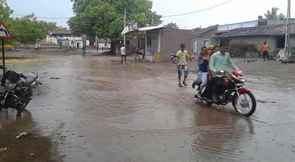 અમરેલી જિલ્લાના વાતાવરણમાં પલટો આવ્યો છે. વંડા, નાનાલીલીયા, ફિફાદ, મેકડા, સાવરકુંડલામા ધોધમાર વરસાદ વરસ્યો હતો. ભારે બફારા બાદ વાતાવરણમાં પલટો આવતા લોકોએ હાશકારો અનુભવ્યો હતો.