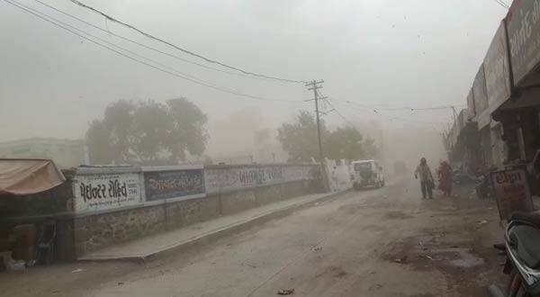 અમદાવાદઃ સૌરાષ્ટ્રના કેટલાક વિસ્તારોમાં વાતાવરણમાં અચાનક પલટો આવ્યો હતો. ભાવનગરના ગારિયાધાર અને અમરેલીના સાવરકુંડલા પંથકમાં ધોધમાર વરસાદ પડ્યો હતો. વરસાદને કારણે વાતાવરણમાં ઠંડક પ્રસરી ગઇ હતી. વરસાદ વરસતા છેલ્લા કેટલાય દિવસથી ગરમીથી પરેશાન લોકોને રાહત મળી હતી. 