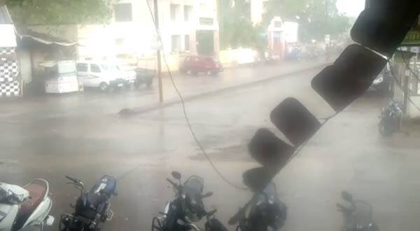 વરસાદ પડતા ખેડૂતોમાં પણ આનંદની લાગણી છવાઇ હતી. ગારિયાધારમાં વરસાદથી ખેડૂતોમાં ખુશીની લાગણી છવાઈ છે. ગારિયાધાર સિવાય અન્ય પંથકમાં પણ વાદળછાયું વાતાવરણ છવાયું છે. ડાંગમાં પણ વરસાદ વરસ્યો હતો. 