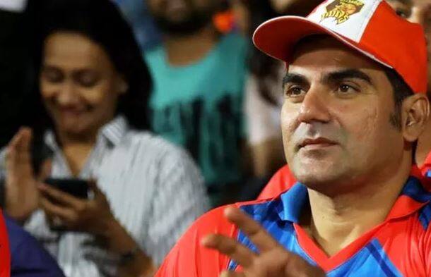 મુંબઈઃ બોલિવૂડ એક્ટર અને નિર્માતા અરબાઝ ખાને ક્રાઇમ બ્રાંચની પૂછપરછમાં સટ્ટો લગાવવાની વાત સ્વીકારી છે. ઉપરાં તેણે આંતરરાષ્ટ્રીય બુકી સોનૂ ઝાલાન સાથે વાતચીત અને લિંકનો પણ સ્વીકાર કર્યો છે. ઠાણે પોલીસની ક્રાઇમ બ્રાંચે 3 કલાકથી વધારે સમય અરબાઝ ખાનની પૂછપરછ કરી હતી.