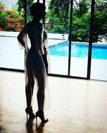 આ હોટ મોડલ-એક્ટ્રેસે ડેનિમ બિકિનીમાં પોસ્ટ કરી તસવીર, થઈ વાયરલ