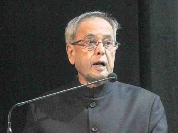  નવી દિલ્હી: પૂર્વ રાષ્ટ્રપતિ પ્રવણ મુખર્જીએ રાષ્ટ્રીય સ્વંયમસેવક સંઘ(આરએસએસ)ના કાર્યક્રમમાં જવા પર થયેલા વિવાદ પર મૌન તોડ્યું છે. પ્રવણ મુખર્જીએ કહ્યું આ મુદ્દે જે પણ કહેવું છે તે હું 7 જૂને નાગપુરમાં કહીશ. એક ઇન્ટરવ્યૂમાં પ્રવણ મુખર્જીએ કહ્યું કે મને અનેક પ્રકારના પત્ર અને ફોન પણ આવ્યા છે પરંતુ મે કોઈને જવાબ આપ્યો નથી. કૉંગ્રેસના અનેક વરિષ્ઠ નેતાઓએ પૂર્વ રાષ્ટ્રપતિને આરએસએસના કાર્યક્રમમાં જવાના નિર્ણય પર ફરી વિચાર કરવા કહ્યું છે. 