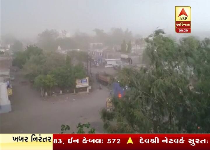  તોફાની વરસાદના કારણે સુરતના વરાછામાં અનેક વૃક્ષો ધરાશાયી થયા છે. પાંડેસરા વિસ્તારમાં કાચા મકાન પરના પતરા ઉડ્યા છે. તો તાપી અને ભરૂચમાં ભારે પવન સાથે વરસાદ પડ્યો છે. નવસારીમાં પણ મોડી રાત્રે વરસાદ ખાબક્યો હતો. ભારે વરસાદના કારણે વિજ પુરવઠા પર અસર થઈ છે.