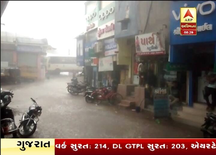  તોફાની વરસાદના કારણે સુરતના વરાછામાં અનેક વૃક્ષો ધરાશાયી થયા છે. પાંડેસરા વિસ્તારમાં કાચા મકાન પરના પતરા ઉડ્યા છે. તો તાપી અને ભરૂચમાં ભારે પવન સાથે વરસાદ પડ્યો છે. નવસારીમાં પણ મોડી રાત્રે વરસાદ ખાબક્યો હતો. ભારે વરસાદના કારણે વિજ પુરવઠા પર અસર થઈ છે.