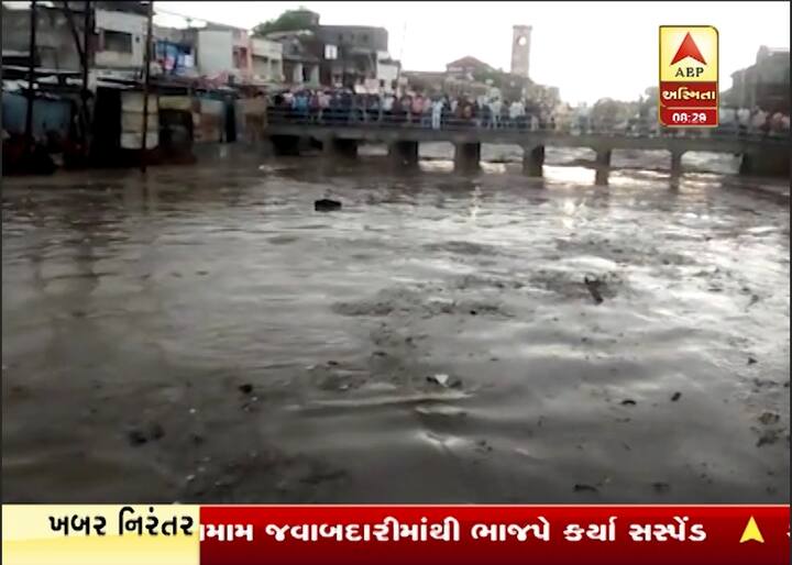  સુરત: સૌરાષ્ટ્ર બાદ દક્ષિણ ગુજરાતમાં પણ મેઘરાજાની ધમાકેધાર એન્ટ્રી થઇ ગઇ છે. ગત મોડી રાત્રીએ સુરત, નવસારી, ભરૂચ, તાપીમાં તોફાની પવન સાથે ભારે પધરામણી થઇ હતી. વરસાદના આગમથી ભારે ગરમીમાંથી લોકોને રાહત મળી છે. સુરતમાં ભારે પવન અને ગાજવીજ સાથે મેઘરાજાનું આગમન થતા અનેક વિસ્તારોમાં વીજળી ગૂલ થઇ ગઈ હતી. 