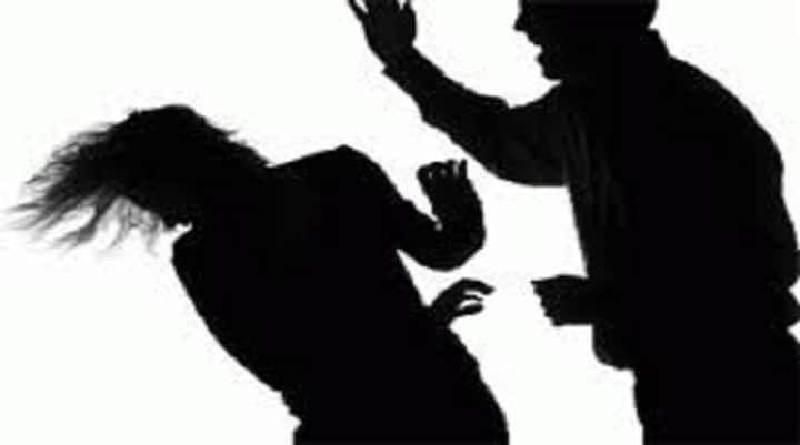   લગ્ન બાદ યુવતીને જાણવા મળ્યું હતું કે, તેના પતિ અને સસરા પરસ્ત્રીઓ સાથે શારીરિક સંબંધ બાંધવાના શોખીન છે અને તેમને રોજ નવી સ્ત્રી હવસ સંતોષવા જોઈએ છે. બંને બીજી સ્ત્રીઓ પાછળ બેફામ પૈસા ઉડાવતા હતા. આ માટે તેમણે યુવતીના દાગીના પણ વેંચી માર્યા હતા.