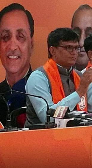 હાર્દિકે વધુમાં લખ્યું છે કે, ભાજપ આંદોલન તોડીને આંદોલનકારીઓને ખરીદી રહી હતી એ સાબિત થઇ ગયું છે. જે લોકો પોતાના ઈમાન અને સમાજ સાથે સોદા કરતા હોય એ લોકોનો ભરોસો ના કરાય. હાર્દિકે આ મેસેજમાં આંદોલનકારીઓને ખરીદવાની જવાબદારી છ લોકોને સોંપાઈ હતી તેવો આક્ષેપ કર્યો છે.