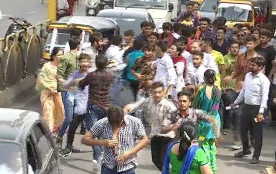 ધોળકીયા સ્કૂલનું સારું પરિણામ આવતાં વિદ્યાર્થીઓ દ્વારા સરઘસ કાઢવામાં આવ્યું હતું. જેમાં વિદ્યાર્થીઓએ રાસ-ગરબા લઈ પરિણામમાં અવ્વલ રહેતા સરઘસ કાઢ્યું હતું. 