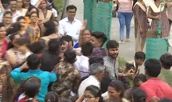 જેમાં ફોટો પડાવાના મુદ્દે મારામારીના દ્રશ્યો સર્જાતા આ મુદ્દો શિક્ષણ જગતમાં ચર્ચાનું સ્થાન બન્યો હતો. આ ઘટના 150 ફૂટ રિંગરોડ પર બાલાજી ચોક પાસે બની હતી. જેને કારણે રસ્તા પર આ દ્રશ્યો જોવા જેવા બન્યા હતા.