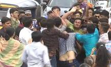 ધોરણ-12ના પાસ થયેલ વિદ્યાર્થીઓએ કાઢ્યું સરઘસ, જાહેરમાં વિદ્યાર્થીઓ અને કેમેરામેન વચ્ચે થઈ મારામારી, જુઓ તસવીરો