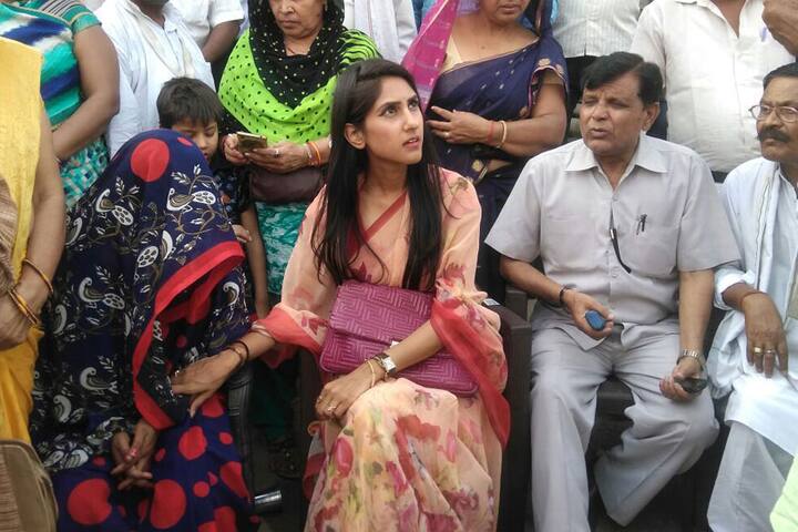 કોંગ્રેસ પાર્ટીમાં તેમનું મહત્ત્વ કેટલું છે તેનું અનુમાન એ વાતથી લગાવી શકાય છે કે તેમના માટે ભાઈ-બહેન (રાહુલ ગાંધી- પ્રિયંકા ગાંધી)ની જોડી પ્રચાર કરવા માટે ચૂંટણીના મેદાનમાં ઉતરી હતી. 