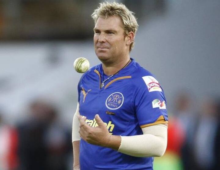 ટેસ્ટ ક્રિકેટમાં સૌથી વધારે વિકેટ હાંસલ કરવામાં શેન વોર્ન બીજા નંબરે છે. તેણે 145 ટેસ્ટમાં 708 વિકેટ લીધી છે. જેમાં 37 વખત ઈનિંગમાં 5 કે તેથી વધારે અને 10 વખત મેચમાં 10 કે તેથી વધારે વિકેટ લીધી છે. 194 વનડેમાં તેણે 293 વિકેટ લીધી હતી.