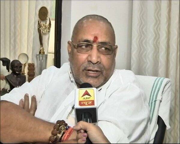 નવી દિલ્લી: કેંદ્રીય મંત્રી ગિરિરાજ સિંહે પ્રધાનમંત્રી નરેંદ્ર મોદીનો વિરોધ કરનારાઓની તુલના આતંકી હાફિઝ સઈદ અને ઓસામા બિન લાદેન સાથે કરી. ગિરિરાજ સિંહે કહ્યું નરેંદ્ર મોદીનો વિરોધ હાફિઝ સઈદ અને ઓસામા બિન લાદેનનું સર્મથન કરનારા કરી રહ્યા છે. ઉલ્લેખનિય છે કે ગિરિરાજ સિંહે વર્ષ 2014ની લોકસભા ચૂંટણીમાં મોદી વિરોધીઓને પાકિસ્તાન જવા કહ્યું હતું.