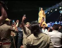 સપના ચૌધરી સાથે ડાંસ કરવા લોકો સ્ટેજ પર દોડી આવ્યા,  પોલીસ સેલ્ફી લેવામાં વ્યસ્ત