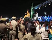 સપના ચૌધરી સાથે ડાંસ કરવા લોકો સ્ટેજ પર દોડી આવ્યા,  પોલીસ સેલ્ફી લેવામાં વ્યસ્ત