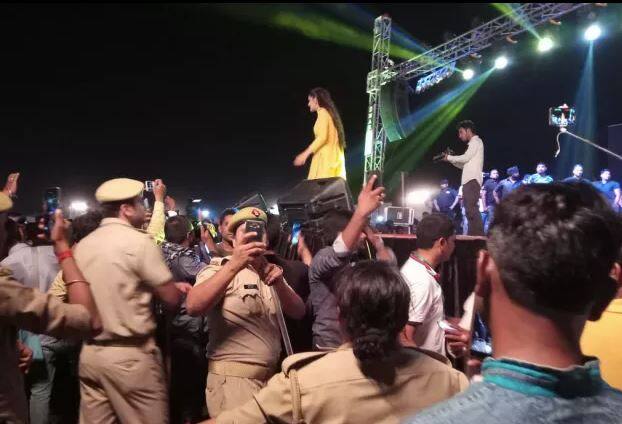 બરેલી પહોંચેલી સપના ચૌધરીના શોમાં હજારોની ભીડ પહોંચી હતી. તેની સુરક્ષા માટે પોલીસ મુકવામાં આવી હતી. પરંતુ સપના જેવી સ્ટેજ પર પહોંચી તો તેના ઠુમકા જોઈ પોલીસકર્મી પણ મસ્ત થઈ ગયા. 