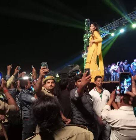 કેટલાક લોકો મંચ પર ચઢવાની કોશિશ કરી રહ્યા હતા જેને બાઉન્સરોએ હટાવ્યા હતા. પોલીસે પણ ઘણા પ્રયાસ કર્યો પરંતું ભીડને રોકી ન શકી. ત્યારબાદ સપના ચૌધરીએ સ્ટેજ છોડવું પડ્યું હતું. 