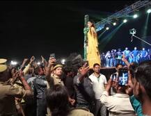 સપના ચૌધરી સાથે ડાંસ કરવા લોકો સ્ટેજ પર દોડી આવ્યા,  પોલીસ સેલ્ફી લેવામાં વ્યસ્ત