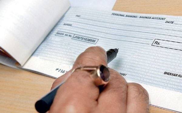 ટેક્સ વિભાગના સવાલ-જવાબ મુજબ જો બેંક તેના ગ્રાહકોને કોઈપણ સેવા માટે સર્વિસ ચાર્જ પર ડિસ્કાઉન્ટ આપે તો આવી સ્થિતિમાં કુલ સર્વિસ ચાર્જથી ડિસ્કાઉન્ટને બાદ કરીને જીએસટી વસૂલાશે. આ ફેંસલાના કારણે બેંક દ્વારા કસ્ટમર કેર, બ્રાંચ વિઝિટ, બેંક ડ્રાફ્ટ, મોબાઇલ બેંકિંગ, ઇન્ટરનેટ બેંકિંગ જેવી સેવાઓ માટે જીએસટી આપવો પડશે.