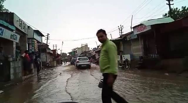 આજે પણ અમરેલીના ધારીના દલખાણિયામાં વરસાદ પડ્યો છે. છેલ્લા ઘણા દિવસોથી તાપમાન 40 ડિગ્રીની ઉપર જઈ રહ્યું હતું તેની વચ્ચે અચાનક તાપમાનમાં ઘટાડો આવતા લોકો ઠંડક તો મળી જ છે. ઉપરાંત તેની સાથે સારો વરસાદ થવાની આશા પણ બંધાઈ રહી છે.