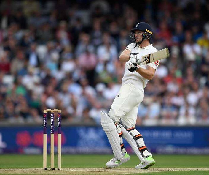 પાકિસ્તાન સામે બીજી ટેસ્ટ મેચ દરમિયાન બટલરને બેટ પર એક એવો સંદેશો મળ્યો હતો, જેને વાંચીને તમામ લોકો દિગ્મૂઢ થઈ ગયા હતા. બટલરે બેટના હેન્ડલ પર ગાળ લખી હતી. જેને કેમેરામાં કંડારી લેવામાં આવી હતી.