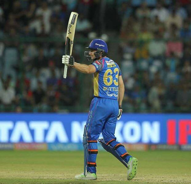 લોર્ડ્સઃ આઈપીએલની સીઝન 11માં સતત પાંચ અડધી સદી ફટકારનારા જોસ બટલરે વતન પરત ફર્યા બાદ પણ આઈપીએલનું ફોર્મ જાળવી રાખ્યું છે. ઈંગ્લેન્ડના સ્ટાઇલિશ બેટ્સમેન બટલરે પાકિસ્તાન સામે બીજી ટેસ્ટમાં 80 રનની મહત્વની ઈનિંગ રમીને મહેમાન ટીમ પાકિસ્તાનને હરાવવામાં યોગદાન આપ્યું હતું.