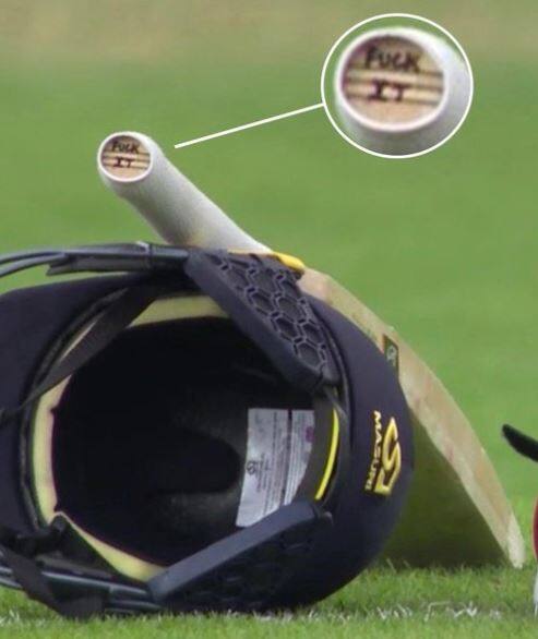 બેટ પર લખેલી ગાળનો ખુલાસો ત્યારે થયો જ્યારે 10માં નંબર પર બેટિંગ કર્યા બાદ સ્ટુઅર્ટ બ્રોડ આઉટ થયા બાદ તેણે ડ્રિંક્સ બ્રેક માટે બેટ અને હેલમેટ જમીન પર મૂક્યું હતું. આ દરમિયાન કેમેરામેને તેના બેટના આઘળના હિસ્સાને ઝૂમ કર્યું ત્યારે અંગ્રેજીમાં F**K it લખેલું હતું. 