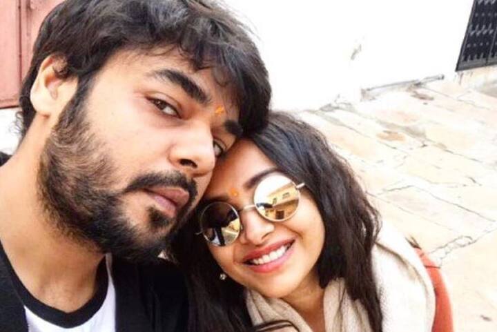 શ્વેતાએ જણાવ્યું હતું કે આ વાત સાચી છે કે મેં અને રોહિતે સગાઇ ગયા વર્ષે અમારા બંનેના પરિવારની હાજરીમાં કરી લીધી છે. અમે બંને અમારા કામોમાં વ્યસ્ત છીએ અને અમારા વ્યકિતગત જીવનને અંગત તેમ જ મીડિયાથી દૂર રાખવા માગીએ છીએ. 