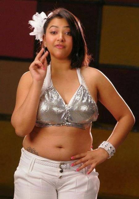 તમિલ અને તેલુગુ ફિલ્મોમાં મોટાભાગે કામ કરનારી શ્વેવા છેલ્લી વખત બોલિવૂડ ફિલ્મ 'બદ્રીનાથ કી દુલહનિયા'માં વરૂણ ધવનની ભાભી તરીકે જોવા મળી હતી.