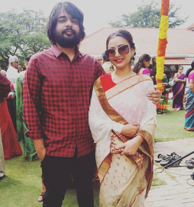 મુંબઈઃ શ્વેતા બસુ તેની સગાઇના સમાચારોને પગલે સમાચારોમાં આવી ગઇ છે. સ્ટાર પ્લસ પર આવતા શો ચંદ્ર નંદિનીમાં નંદિનીનું કિરદાર નિભાવનાર શ્વેતા બસુએ એક વર્ષ પહેલા જ પોતાના બોયફ્રેન્ડ રોહિત મિત્તલ સાથે સગાઇ કરી હોવાનો ખુલાસો સોમવારે કર્યો હતો. થોડા સમય પહેલા જ શ્વેતા બસુ સેક્સ સ્કેન્ડલમાં ફસાઈ હતી.