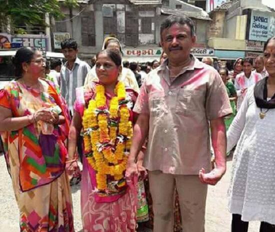 પ્રથમ અઢી વર્ષની ટર્મ પૂરી થતાં સોમવારે મહુવા નગરપાલિકામાં પ્રમુખ અને ઉપપ્રમુખની ચૂંટણી યોજાઈ હતી. જેમાં કોંગ્રેસના 13 સભ્યો અને ભાજપના 7 સભ્યોએ ભાજપ વિરોધી મતદાન કરી નગરપાલિકામાં સત્તા પલટાવી દીધી હતી. આ પૈકી બળવો કરી કોંગ્રેસને સત્તાનું સુકાન અપાવવા બદલ ભાજપના બે સભ્યને મુખ્ય હોદ્દા મળ્યા છે.