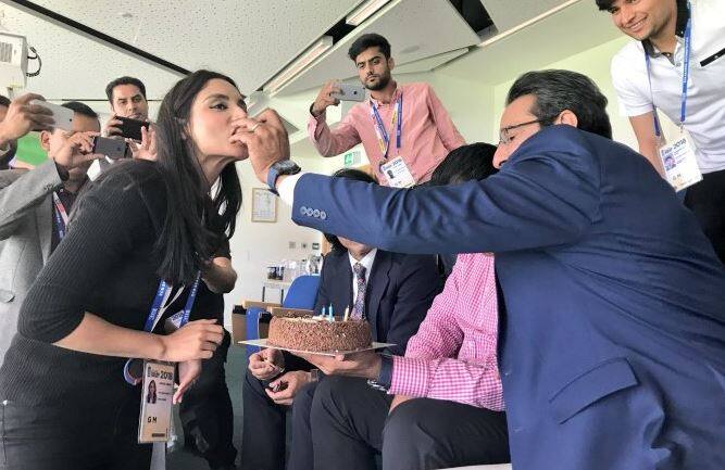 ઇંગ્લેન્ડ અને પાકિસ્તાન વચ્ચે રમાયેલી ટેસ્ટમાં રવિવારે વસીમ અક્રમના જન્મદિવસ પર વકાર યૂનુસે તેની સાથે મળીને કેક કાપી હતી. જે તેના ફેન્સને પસંદ નહોતું પડ્યું. યૂઝર્સનું કહેવું હતું કે વકારે રમઝાનમાં આવો જશ્ન મનાવવો નહોતો જોઈતો.