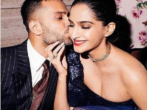 તસવીરમાં સોનમે કેપ્શન લખ્યું હતું કે, #EverydayPhenomenal @anandahuja આ ફોટો પર ન્યુલીવેડ કપલને ચાહકોએ શુભેચ્છા આપી હતી. 