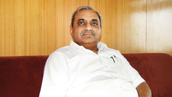  આ મામલે નાયબ મુખ્યમંત્રી નીતિન પટેલે જણાવ્યું હતું કે, ગુજરાતમાં દરરોજ 45 લાખ લીટર દૂધનો ઉપયોગ થાય છે. આ માટે પ્લાસ્ટિકના પાઉચનો ઉપયોગ કરવામાં આવે છે. પીવાના પાણી માટે પણ પ્લાસ્ટિકના પાઉચનો ઉપયોગ કરવામાં આવે છે. આપણે ત્યાં કોઈ પણ સામાજિક પ્રસંગની શરૂઆત સ્વચ્છતા સાથે થાય છે પરંતુ તેનો અંત ખૂબ જ અસ્વચ્છ હોય છે. અમદાવાદના પીરાણા ખાતે કચરાનો ઢગ પર્વત જેવડો થઈ ગયો છે.