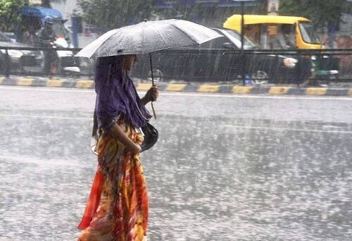 રવિવારે દક્ષિણ ગુજરાતના સુરતમાં પણ મેઘરાજાએ વાવાઝોડા સાથે પધરામણી કરી હતી. અત્યાર સુધીમાં રાજ્યના 7 મોટા શહેરોમાં વરસાદ પડ્યો છે. હવામાન વિભાગ દ્વારા રાજ્યમાં વરસાદને લઈ આગાહી કરવામાં આવી છે.