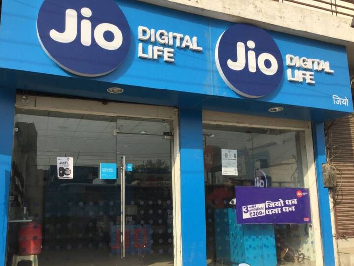 નવી દિલ્હીઃ રિલાયન્સ જિયોની 4G ડાઉનલોડ સ્પીડ એપ્રિલ 2018માં ફરી એક વખત ઘટી હતી. જિયોની સ્પીડ ઘટી હોય તેવો આ સતત બીજો મહિનો છે. ચાલુ વર્ષે ત્રીજી વખત જિયોની સ્પીડમાં ઘટાડો નોંધાયો છે. જિયોની હરીફ ગણાતી એરટેલની ડાઉનલોડ સ્પીડના માર્જિનમાં વધારો થયો છે.