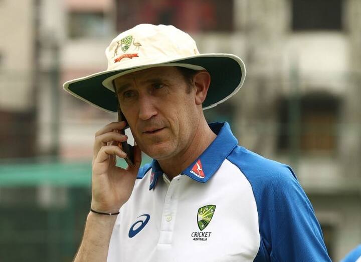 જેમ્સ સદરલેન્ડ પર માર્ચ મહિનમાં બોલ ટેમ્પરિંગ વિવાદ બાદ પદ છોડવાનું દબાણ ઉભું થયું હતું. જોકે તે સમેય સ્મિથ, વોર્નરને સસ્પેન્ડ અને કોચ ડેરન લેહમને પદ છોડ્યા બાદ તેમણે જવાબદારી ચાલુ રાખી હતી. પરંતુ હવે તેમણે પદ છોડવાનો નિર્ણય લીધો છે.