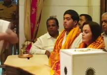 નીતા અંબાણીએ કર્યા સિદ્ધિ વિનાયકના દર્શન, આપ્યું આકાશની સગાઈનું આમંત્રણ, જુઓ તસવીરો