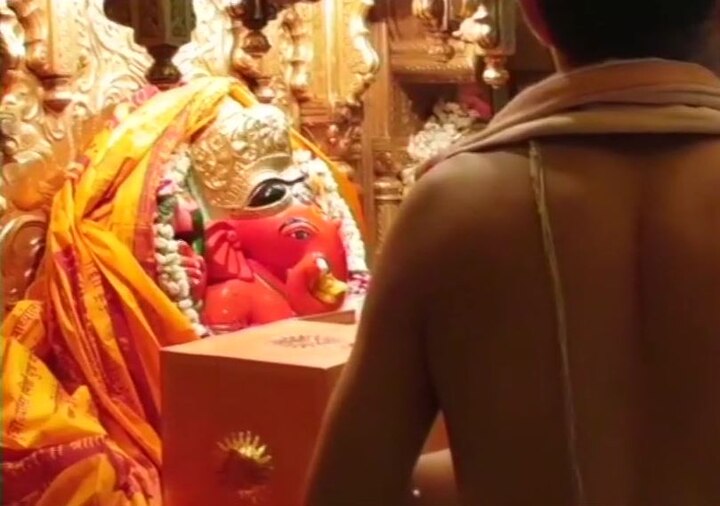 નીતા અંબાણી દીકરાની સગાઈનું આમંત્રણ આપવા બુધવારે રાત્રે મુંબઈના પ્રસિદ્ધ સિદ્ધિ વિનાયક મંદિરમાં પહોંચ્યા હતા. જ્યાં તેમની સાથે નાનો દીકરો અનંત પણ હતો.